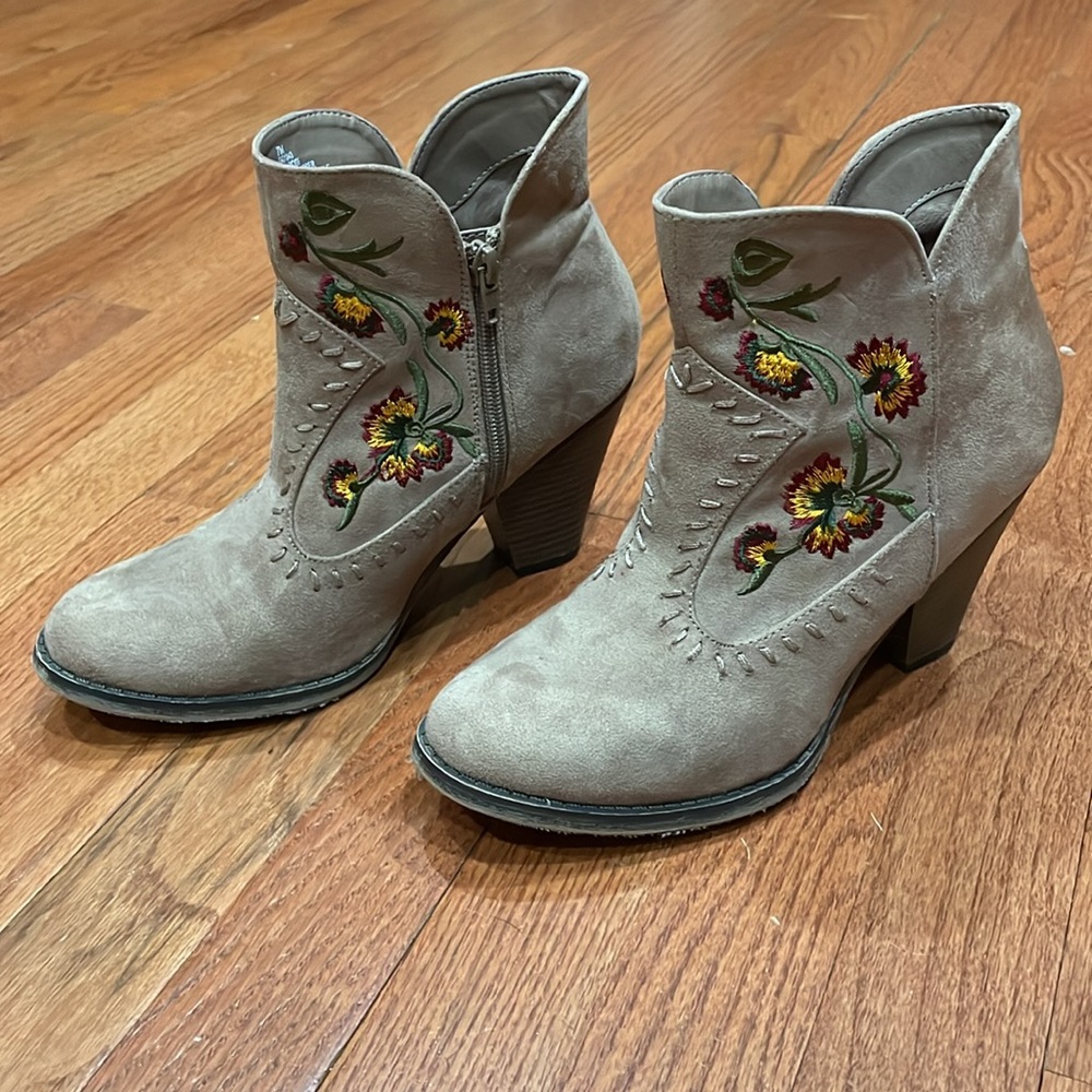 Mia size 7 sort boot taupe color with embroidered flower design 3” heel - Picture 1 of 10